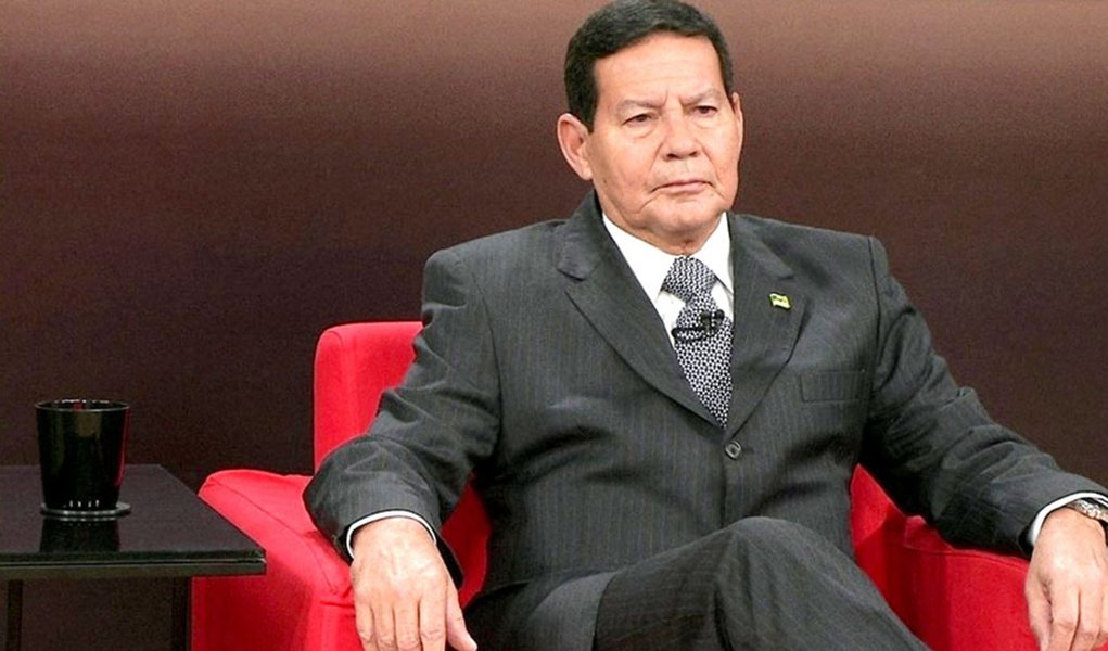 Casa só com 'mãe e avó' é 'fábrica de desajustados' para tráfico, diz Mourão