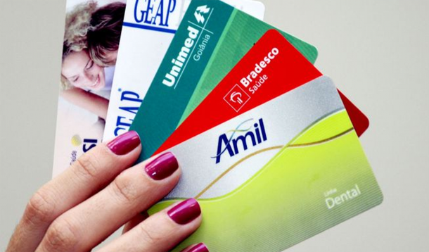 Apesar da crise, planos de saúde aumentam acima da inflação e penalizam população