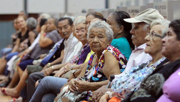 Mais de 3 milhões de idosos não conseguem pagar contas básicas, diz Serasa