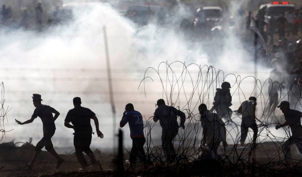 Morre adolescente palestino baleado por israelenses em protestos em Gaza