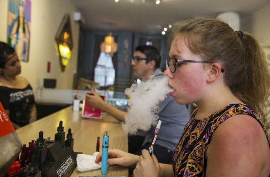 EUA consideram proibir cigarros eletrônicos aromatizados para proteger jovens