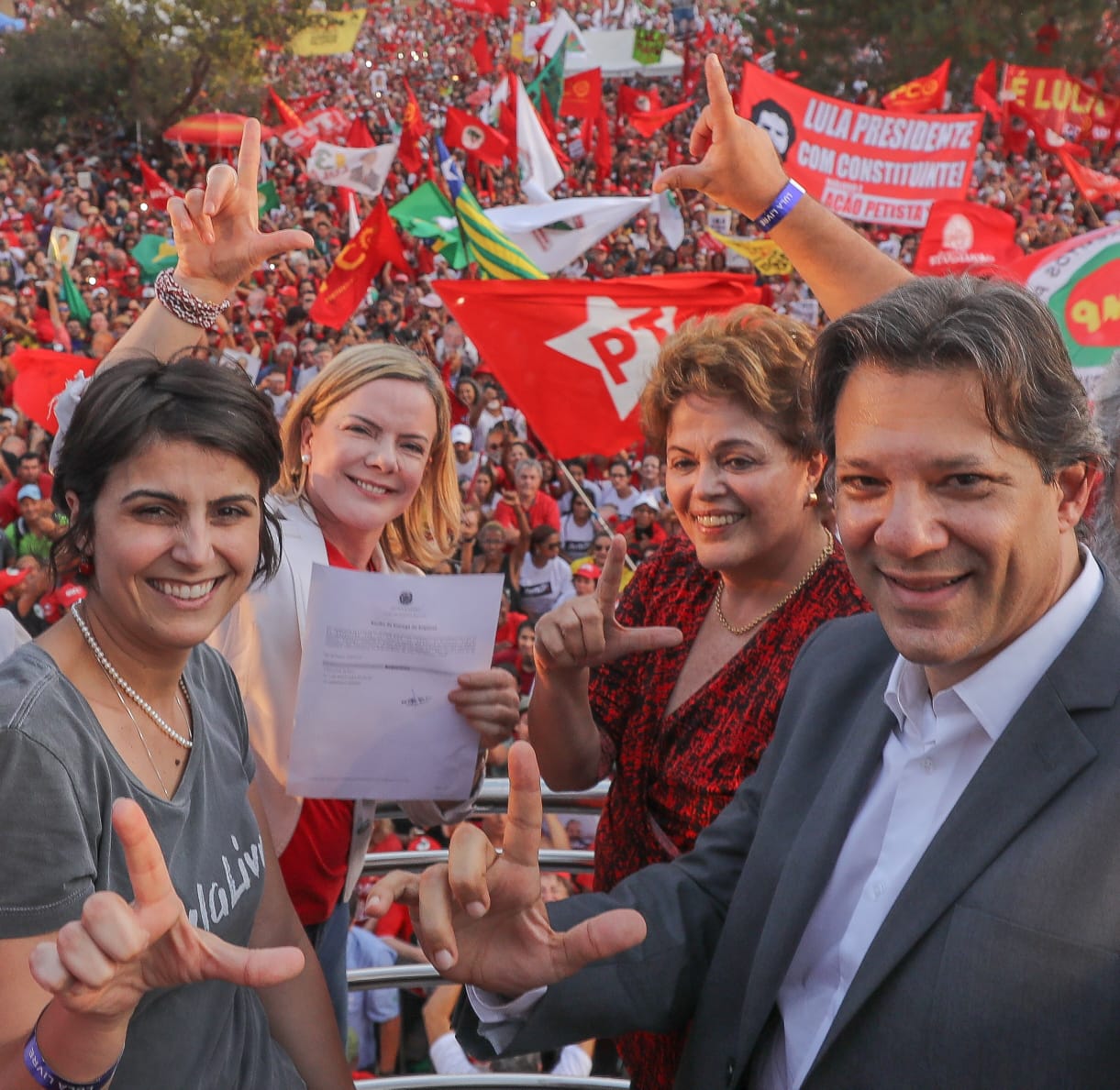 Até os jornais da oligarquia admitem vitória de Haddad