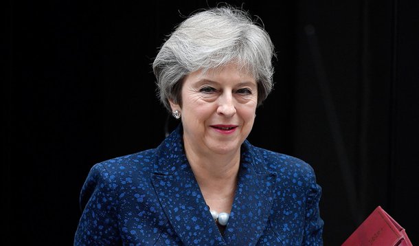 Parlamentares do partido de May discutem derrubá-la do cargo de premiê