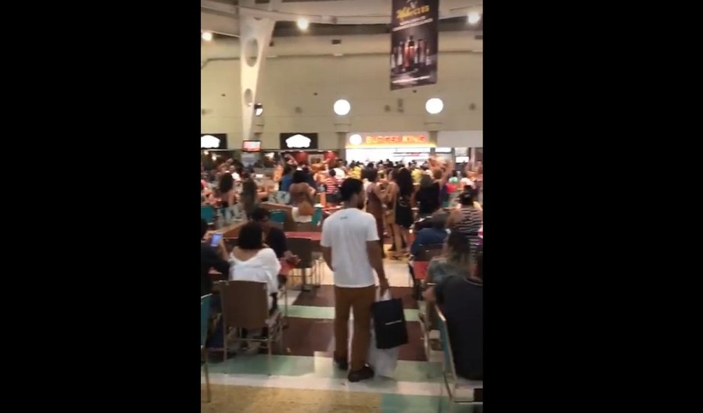 Centenas de pessoas fazem Lulaço em Aracaju