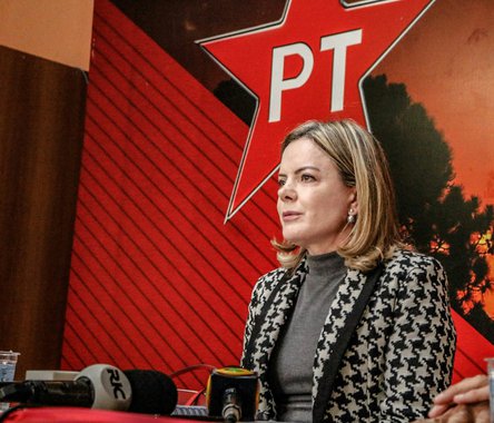 'Nem a ditadura impediu advogados de visitar presos',  diz Gleisi após ser proibida de ver Lula