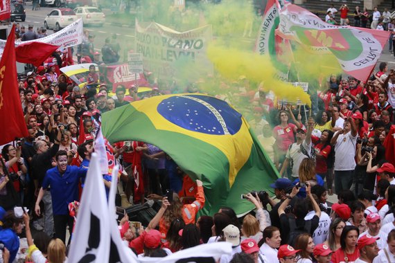 Intelectuais, artistas e líderes populares lançam manifesto em ato pela democracia