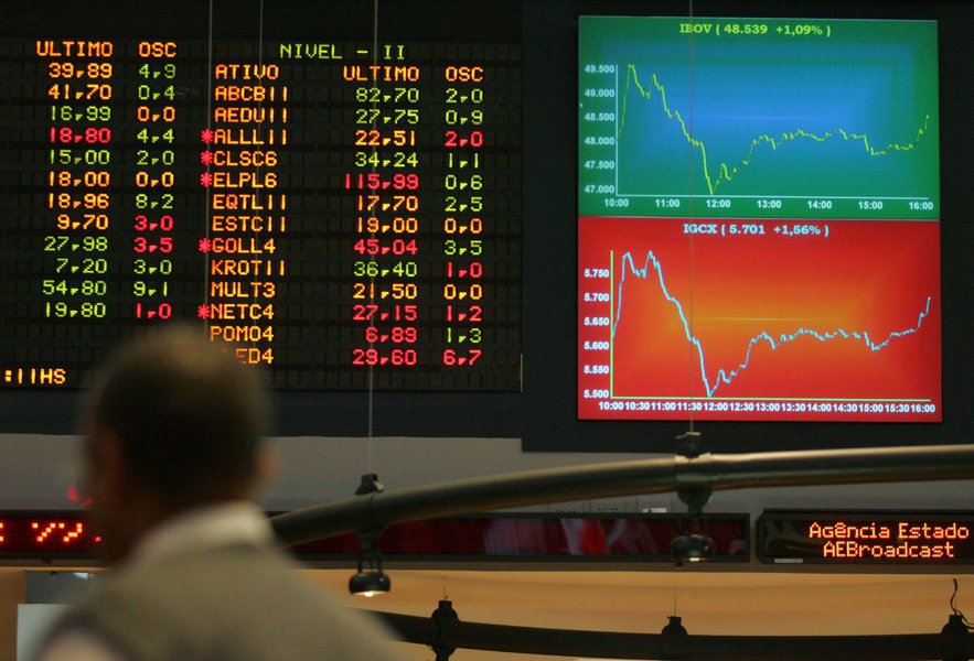 Ibovespa cai 4,5% na semana e dólar fecha no maior patamar em 7 meses
