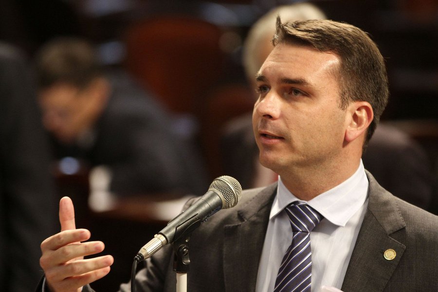 Flávio Bolosonaro: o político que não fala ao MP, mas dá entrevista na Record