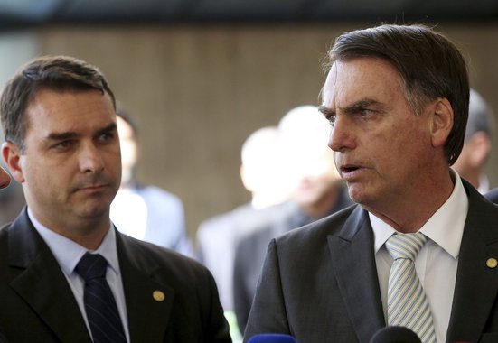 O tiro de Flávio Bolsonaro saiu pela culatra