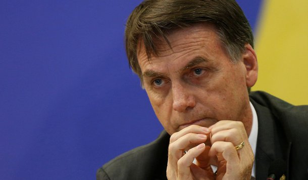 Na defensiva, Bolsonaro afunda no espetáculo que ajudou a criar