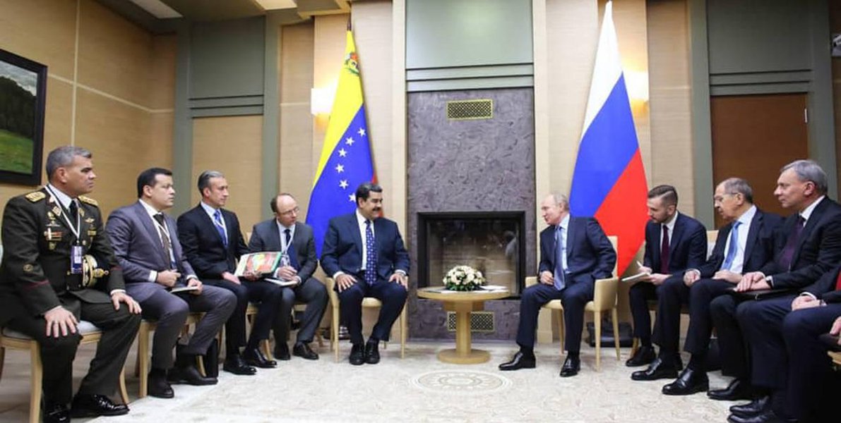 Na Rússia, Maduro recebe solidariedade de Vladimir Putin