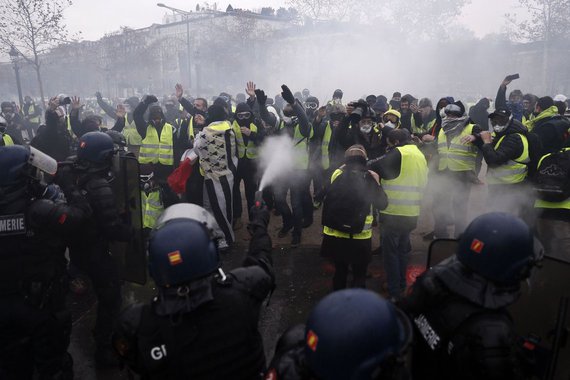 França suspende aumentos de combustíveis para conter revolta dos coletes amarelos