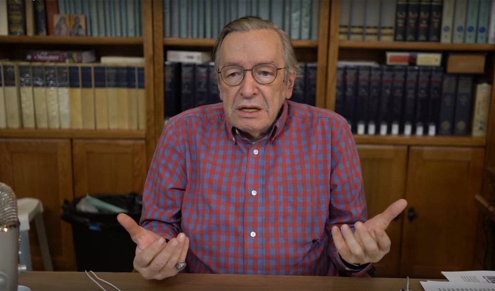 Ligação com Olavo revela que Bolsonaro busca reunir fanáticos