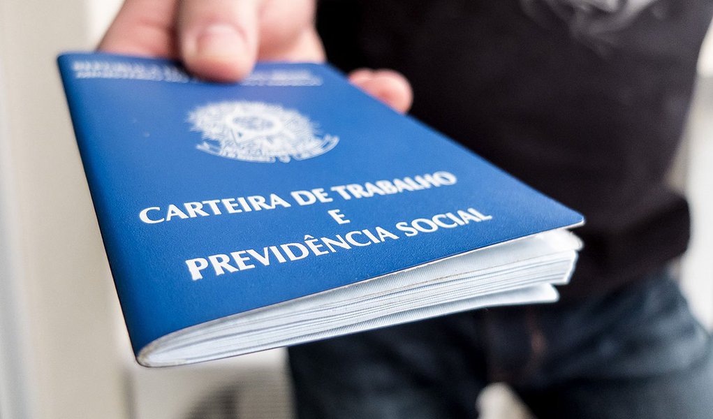 Taxa de desocupados subiu para 12,5% entre 2015 e 2017, diz IBGE