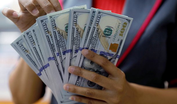 Saída de dólares do país supera entrada em US$ 1,6 bilhão em abril