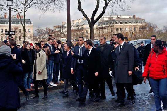 Macron visita Arco do Triunfo após tumulto e avalia estado de emergência