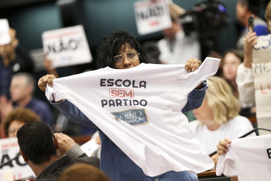 Escola Sem Partido é o Brasil prestes a vigiar professores, diz jornal francês