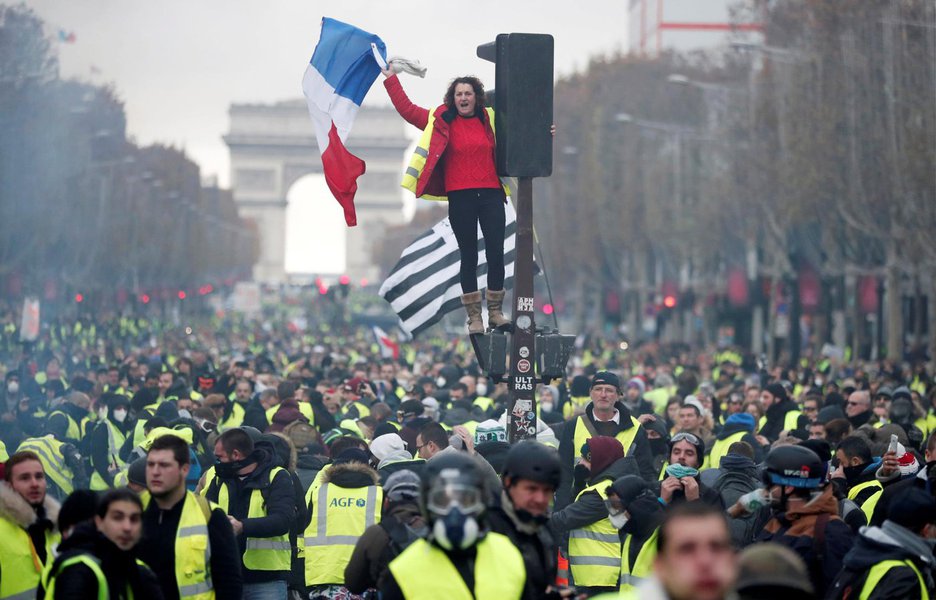 Macron defende diálogo após mais violenta onda de protestos em Paris desde 1968