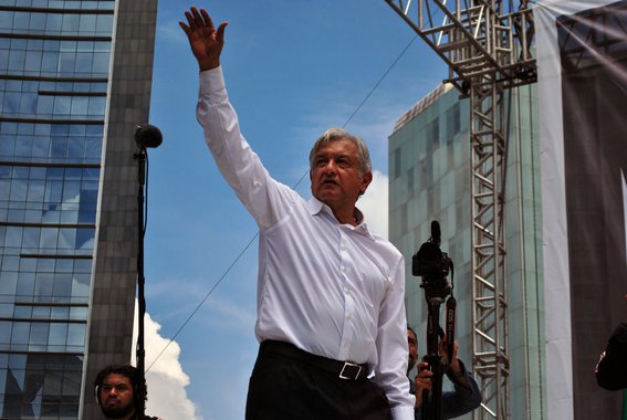 Primeiro presidente de esquerda toma posse no México
