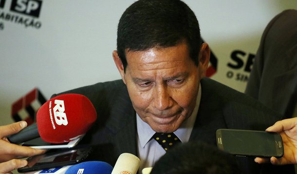 Mourão desbanca Araújo e fala em nome do Brasil