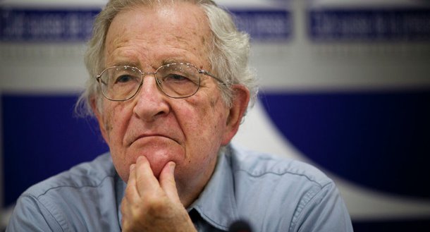 Culpa pela fuga de latino-americanos da 'miséria e horrores' é dos EUA, diz Chomsky