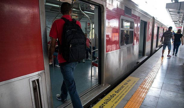 Três passageiros caem por dia em vãos de estações de trens do Governo tucano