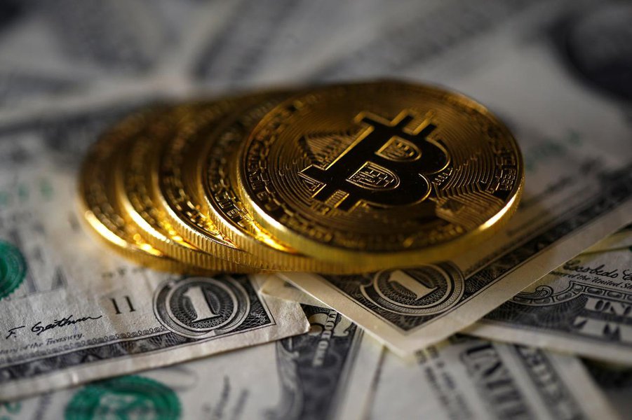 Bitcoin tem alta de 10% e caminha para maior ganho diário desde abril