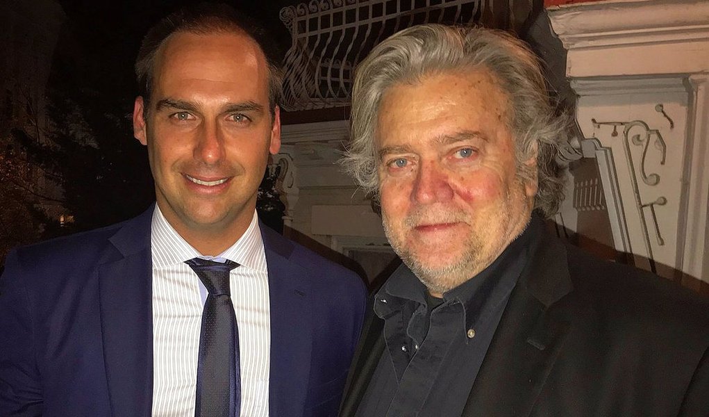 Eduardo Bolsonaro vai ao aniversário de Steve Bannon