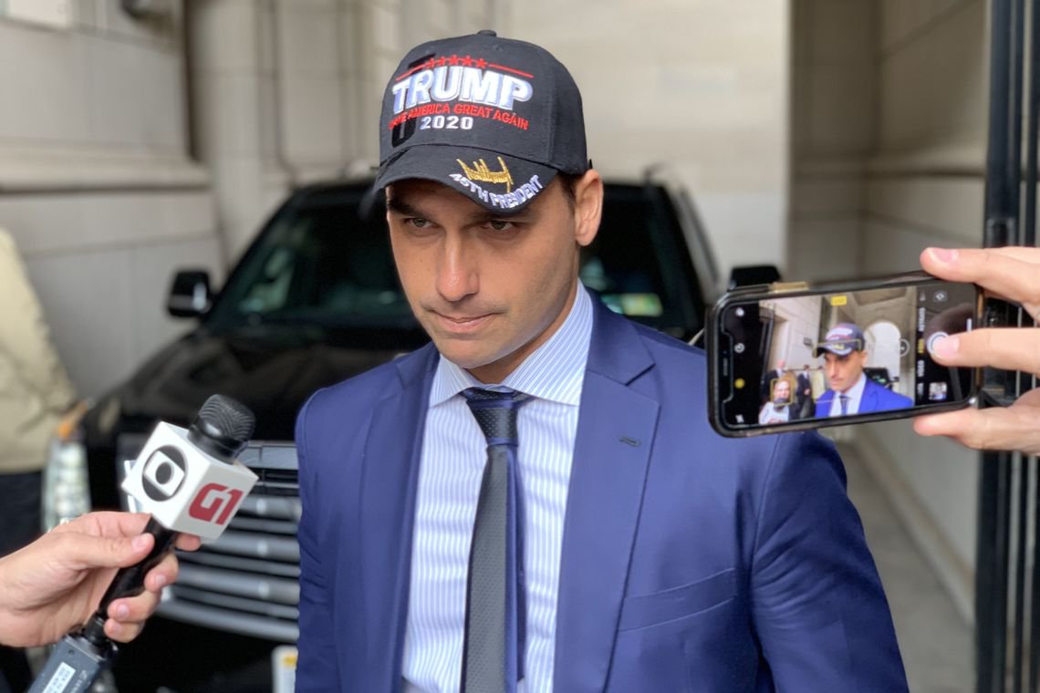 Chanceler informal, filho de Bolsonaro usa boné de Trump e anuncia embaixada em Jerusalém