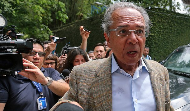 Investigado, Guedes vira refém de Moro
