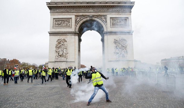 Manifestantes e policiais se enfrentam nas ruas de Paris