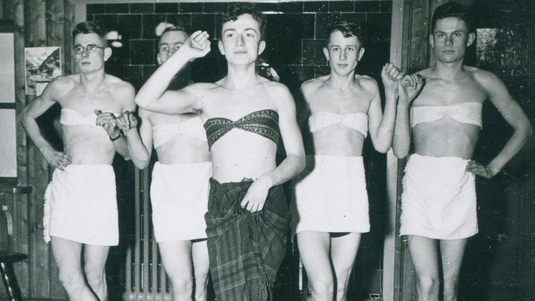 Artista encontra fotos de soldados nazistas vestidos de mulher