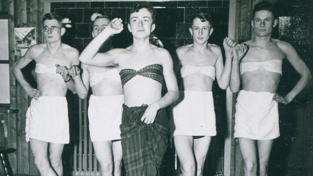 Artista encontra fotos de soldados nazistas vestidos de mulher