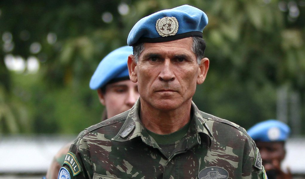 Capitão dá botinada em general e dá força para astrólogo