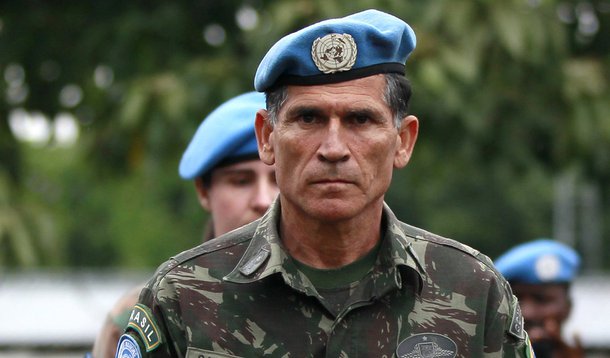 Capitão dá botinada em general e dá força para astrólogo