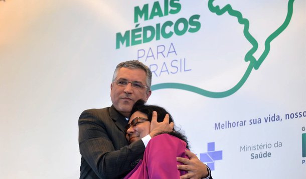 Saída de cubanos é um desastre para população mais pobre, diz Padilha