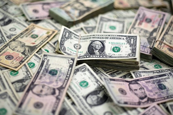 Dólar fecha em alta pelo terceiro dia seguido