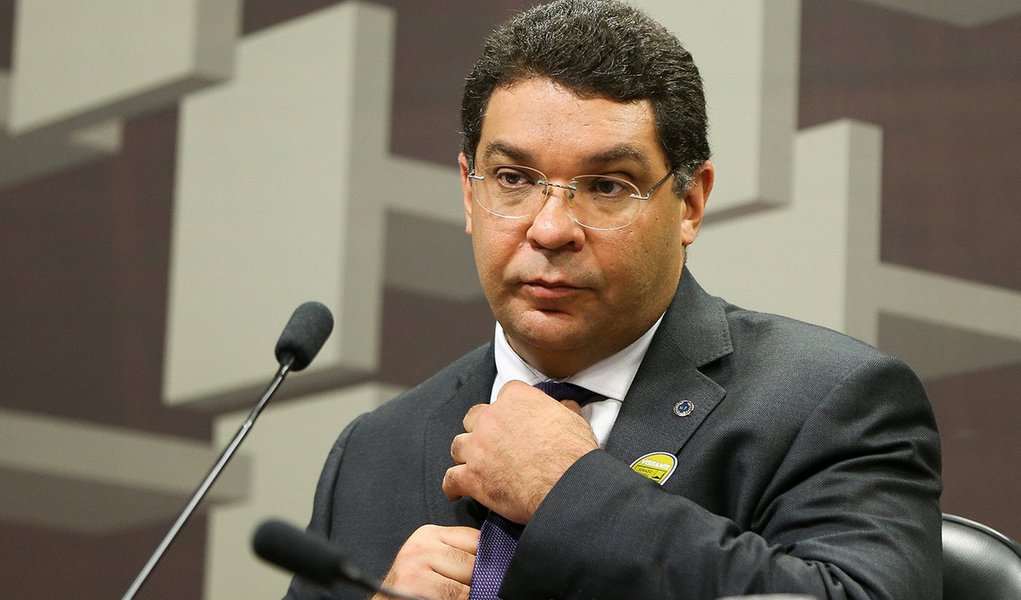 Governo pede cheque de R$ 248 bilhões e ameaça novo contingenciamento