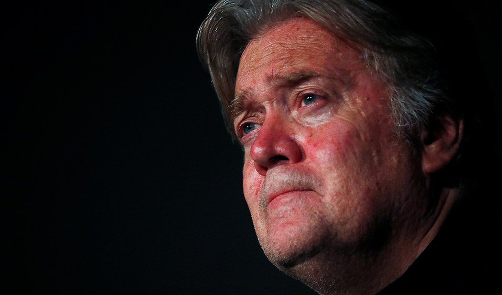 Guardian: Bannon tenta unificar a direita e influenciar eleições europeias 
