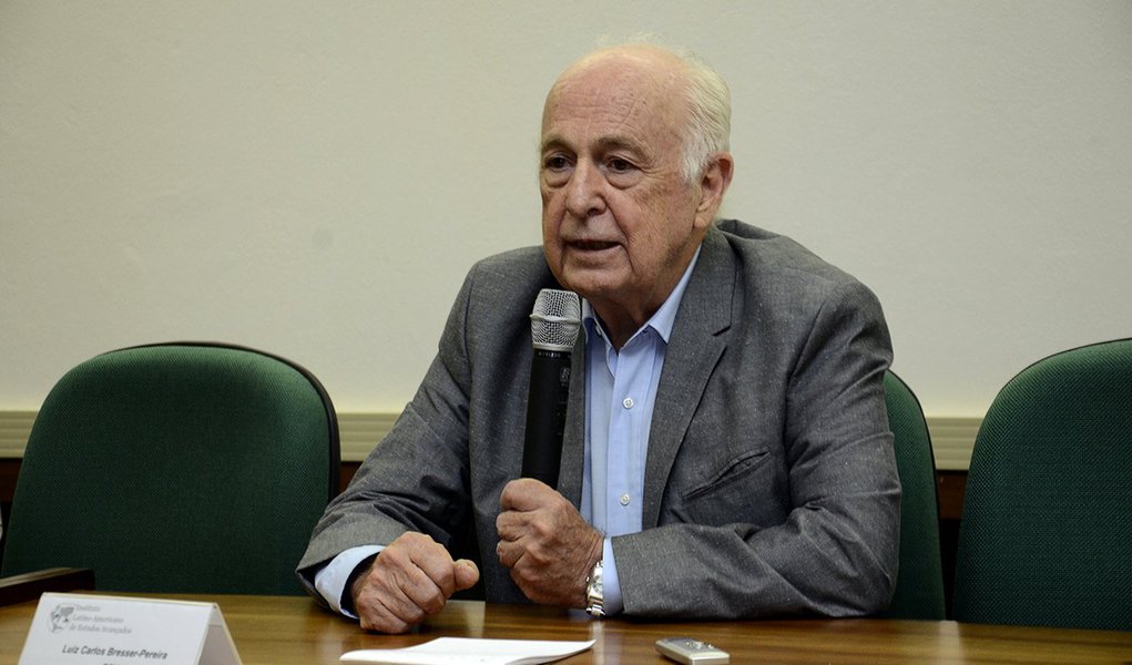 Bresser: Brasil está sendo vendido, com o apoio das elites