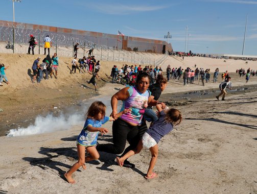 Policiais dos EUA atacam migrantes na fronteira com México