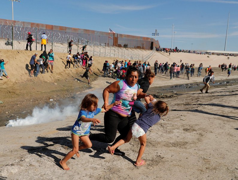 Policiais dos EUA atacam migrantes na fronteira com México