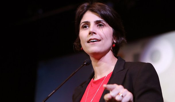 Manuela rebate Frota: enquanto você me chama de vadia, estou autografando livros com Laura