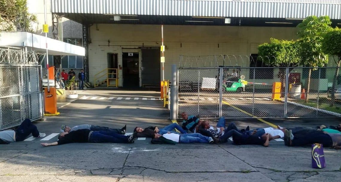 Após calote da Abril, ex-funcionários impedem distribuição da Veja
