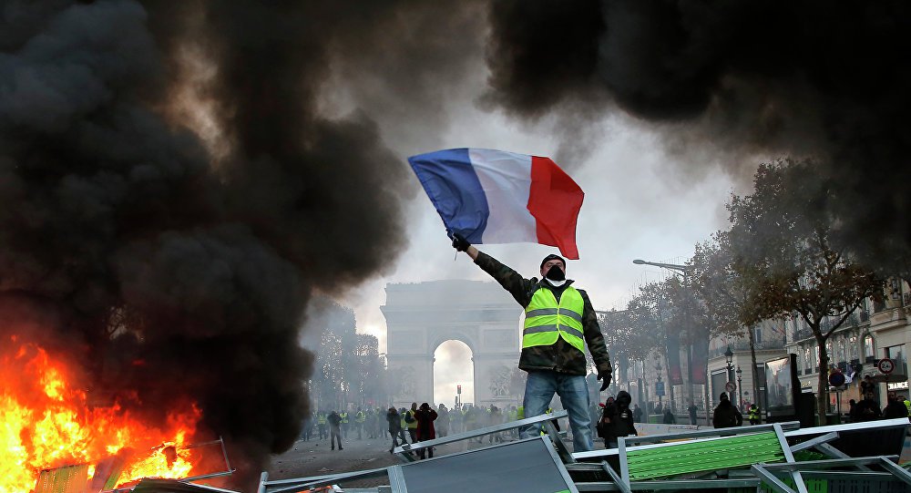 Polícia prende 130 após protestos contra Macron