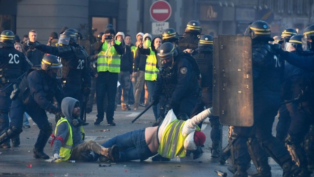 Protesto contra alta de combustíveis na França deixa mais de 200 feridos