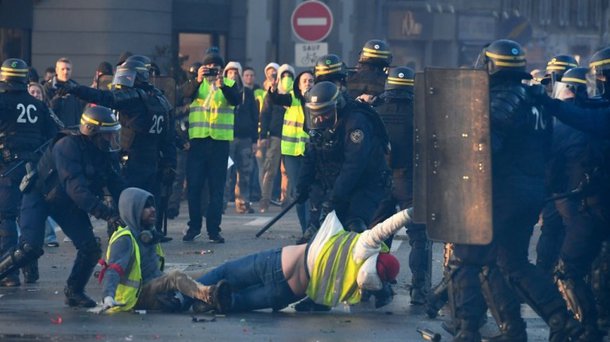 Protesto contra alta de combustíveis na França deixa mais de 200 feridos
