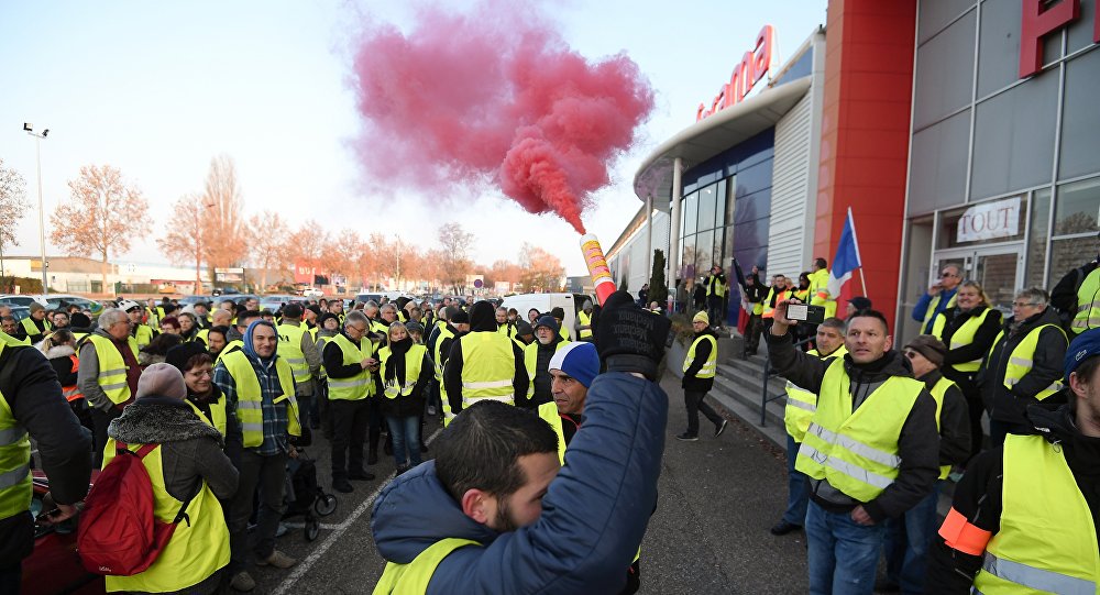Protestos contra Macron reúnem mais de 100 mil pessoas e deixam um morto 