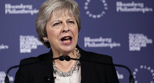 May luta para manter Brexit e seu cargo como premiê