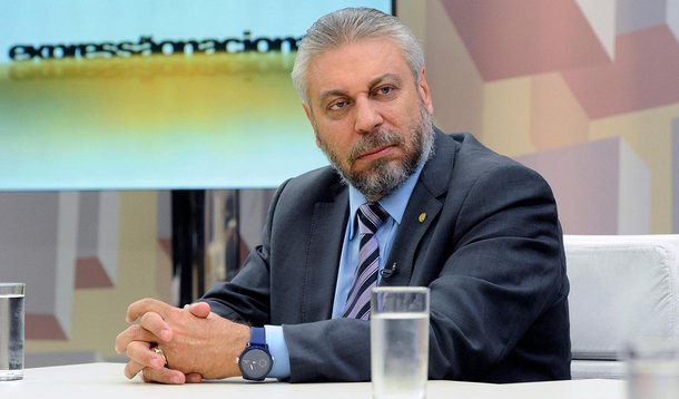 Deputado comprou base ilegal de contatos para campanha via WhatsApp